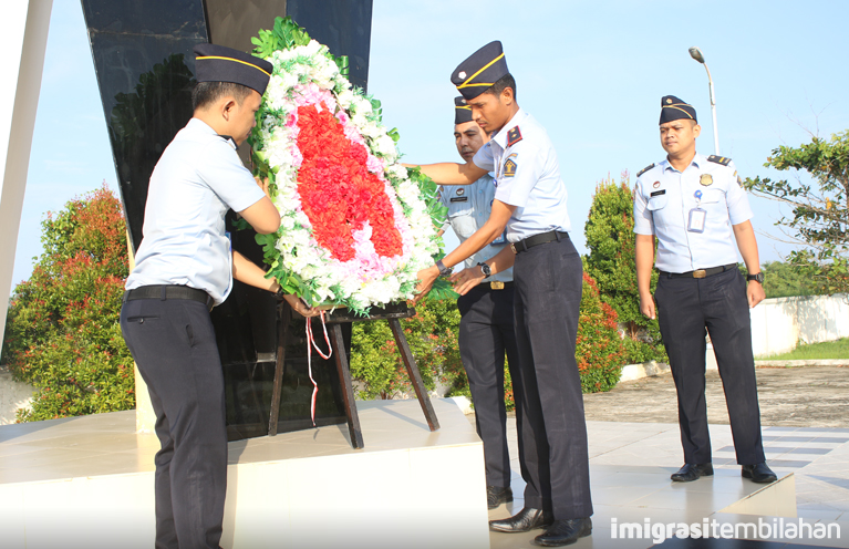 Upacara Tabur Bunga di Taman Makam Pahlawan Yudha Bakti Tembilahan dalam rangka HBI ke-70